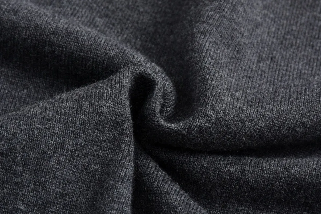 🅿️440 1v 25SS cuff jacquard crew neck sweater (grey) The original version was purchased for 15,100 and developed. The fabric is made of 55% cashmere fabric and 45% cotton. The fabric is soft and comfortable and does not cling to the upper body. The three-dimensional and stylish version can be worn outside or as a base layer. The fabric is washed frequently to fix the pattern and color. The jacquard is made of professional point jacquard on wool looms imported from Germany, and is reproduced from the original 1:1 scanned pattern. This round-neck pullover is made of soft cashmere in trendy tones and features Monogram elements on the ribbed knitted cuffs. It goes well with a variety of looks. Size:S-M-L-XL